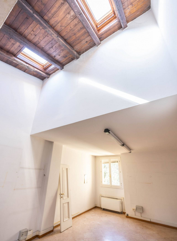 Bilocale con travi in legno in Strada Maggiore, Bologna (BO)