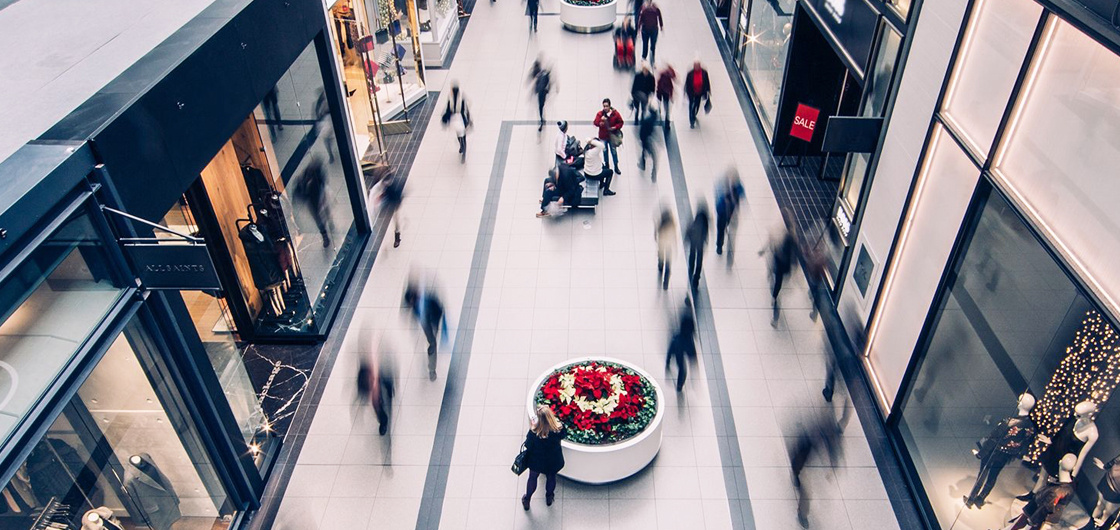 IPI immagine di un corridoio di un centro commerciale con negozi e persone vista dall'alto