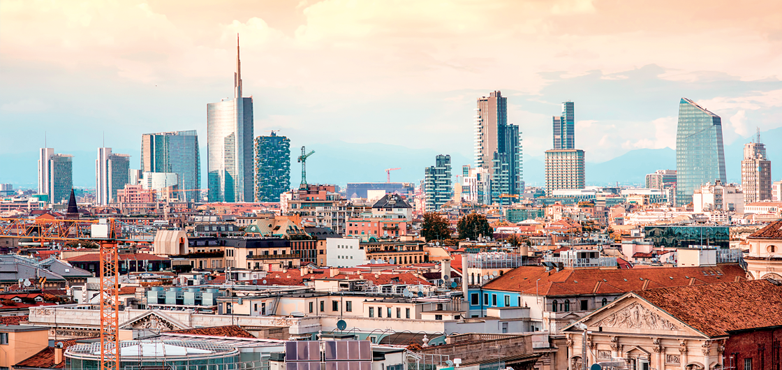 IPI foto panoramica di una città vista dall'alto, con edifici moderni, grattacieli, edifici storici e in costruzione