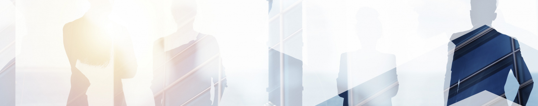 IPI immagine di un professionista che guarda fuori dalla finestra di un palazzo moderno con vetrate