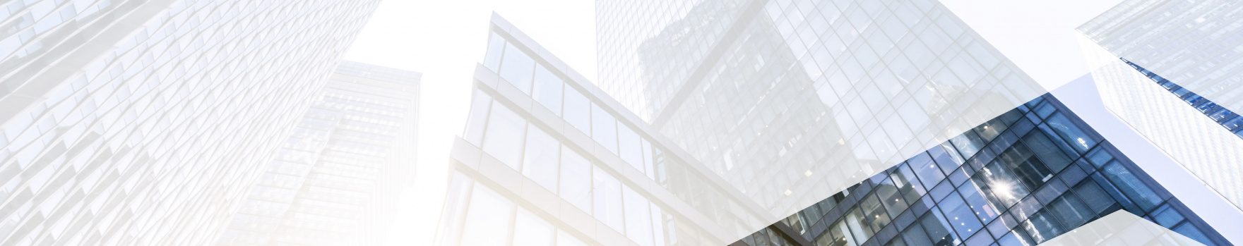 IPI immagine di un edificio moderno a vetri inquadrato dal basso