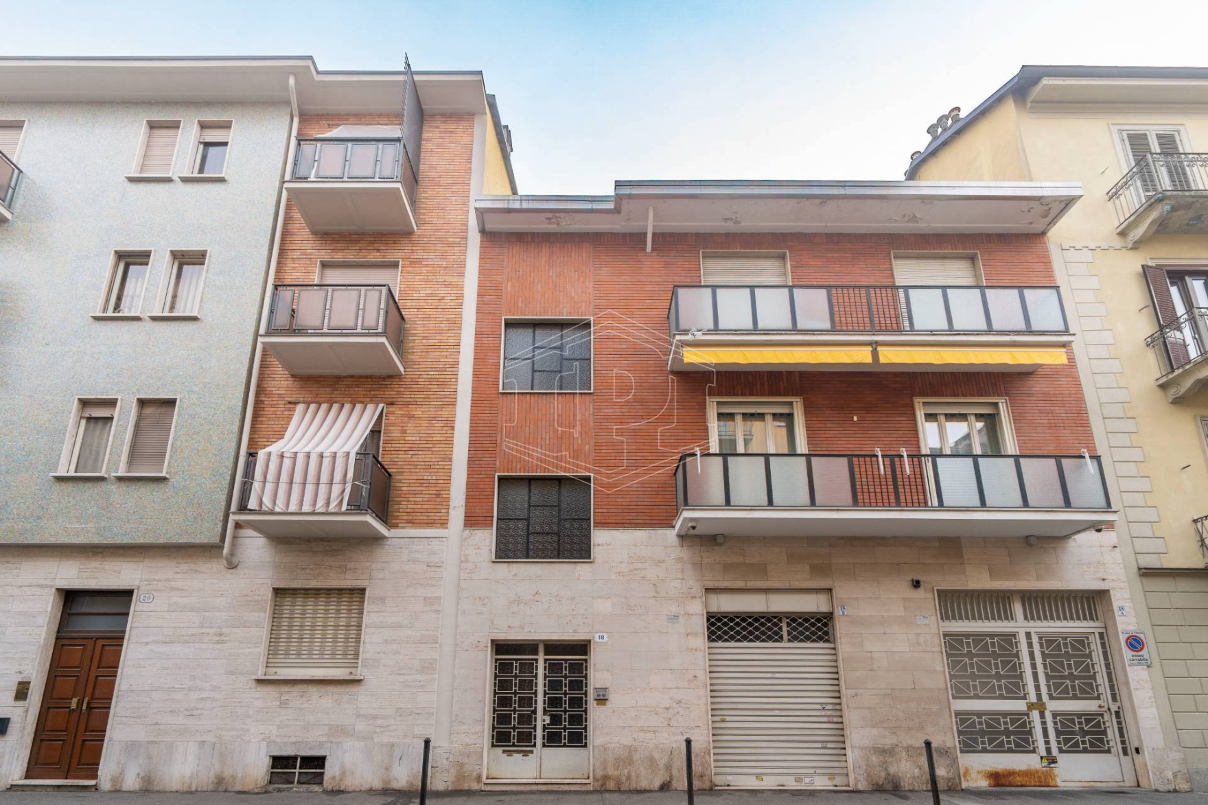 Appartamento con negozio e rimessa in Via Soana (TO)