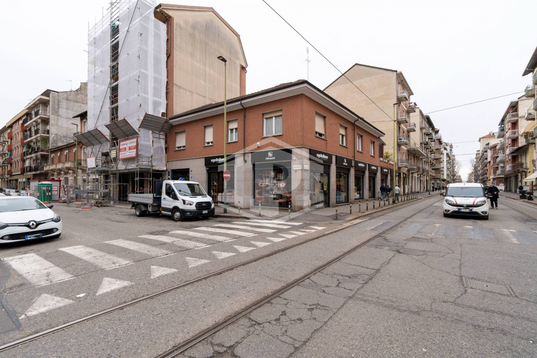 Locale commerciale in Via Borgomanero 43 - Torino