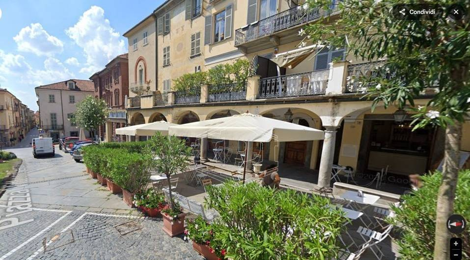 Locale commerciale in Piazza Vittorio Emanuele II 8 - Moncalieri (TO)
