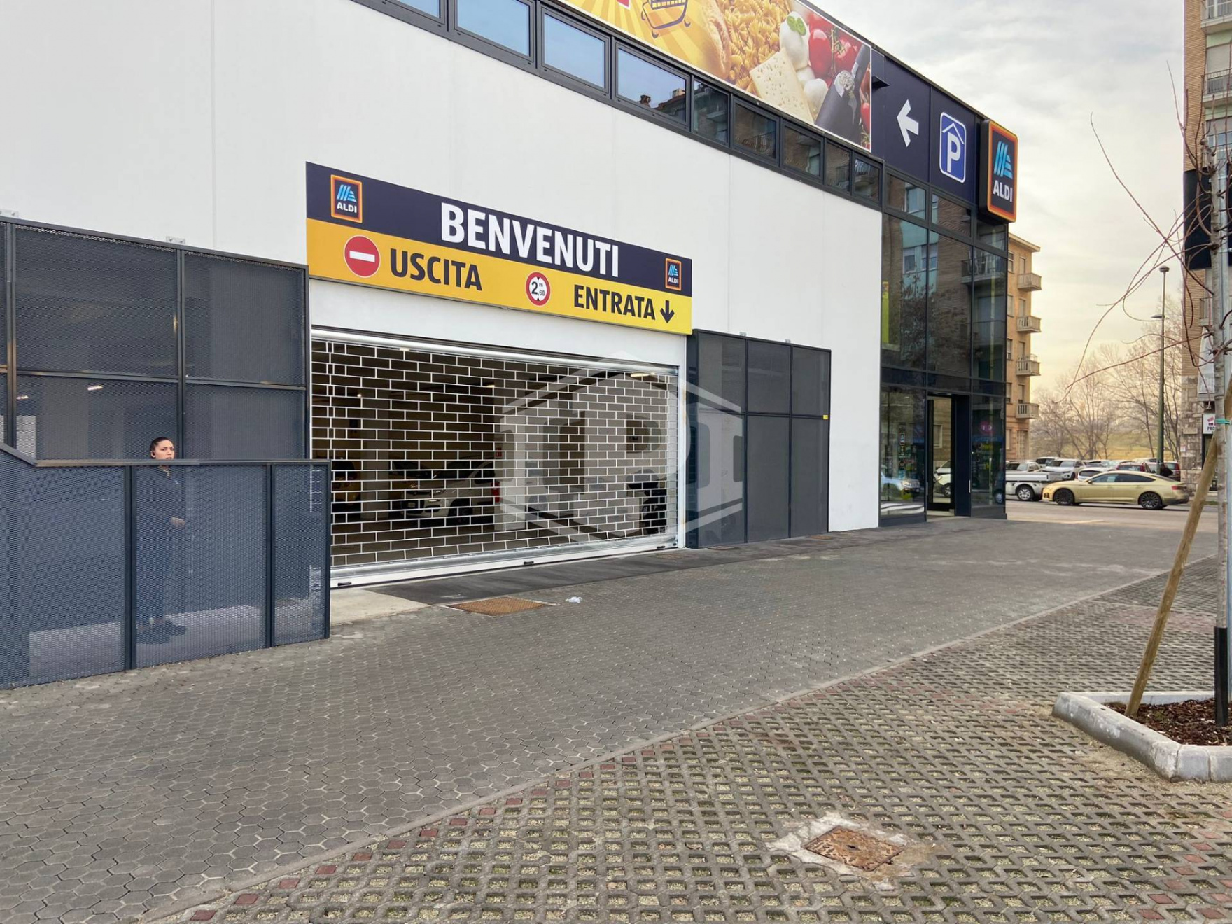 Locale commerciale a reddito in Strada di Settimo, 6 -  Torino