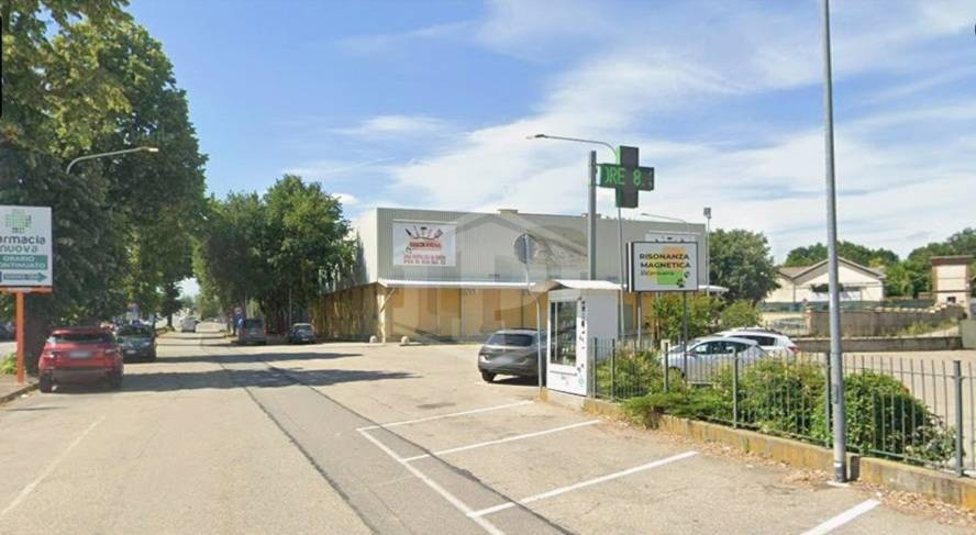 Locale commerciale in Via Nazionale, 67 Cambiano (TO)