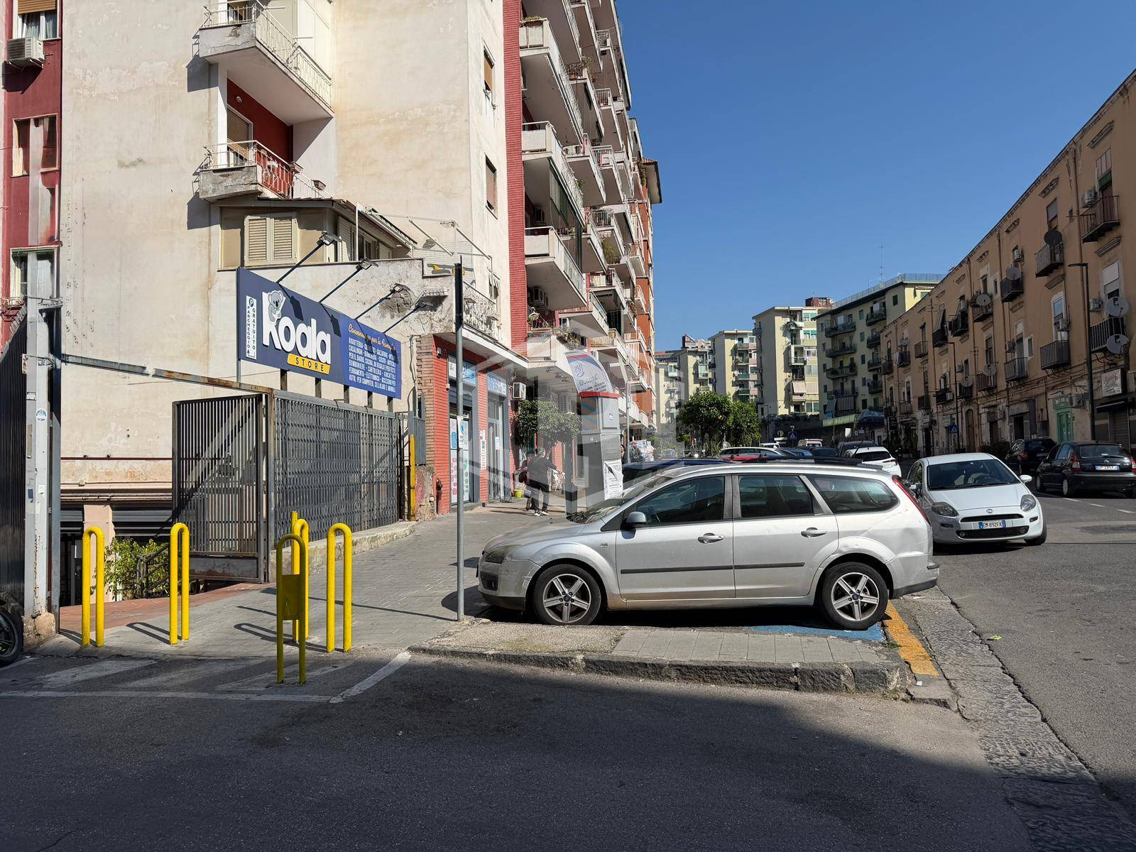 Ampio Locale in Via Consalvo, Napoli (NA)
