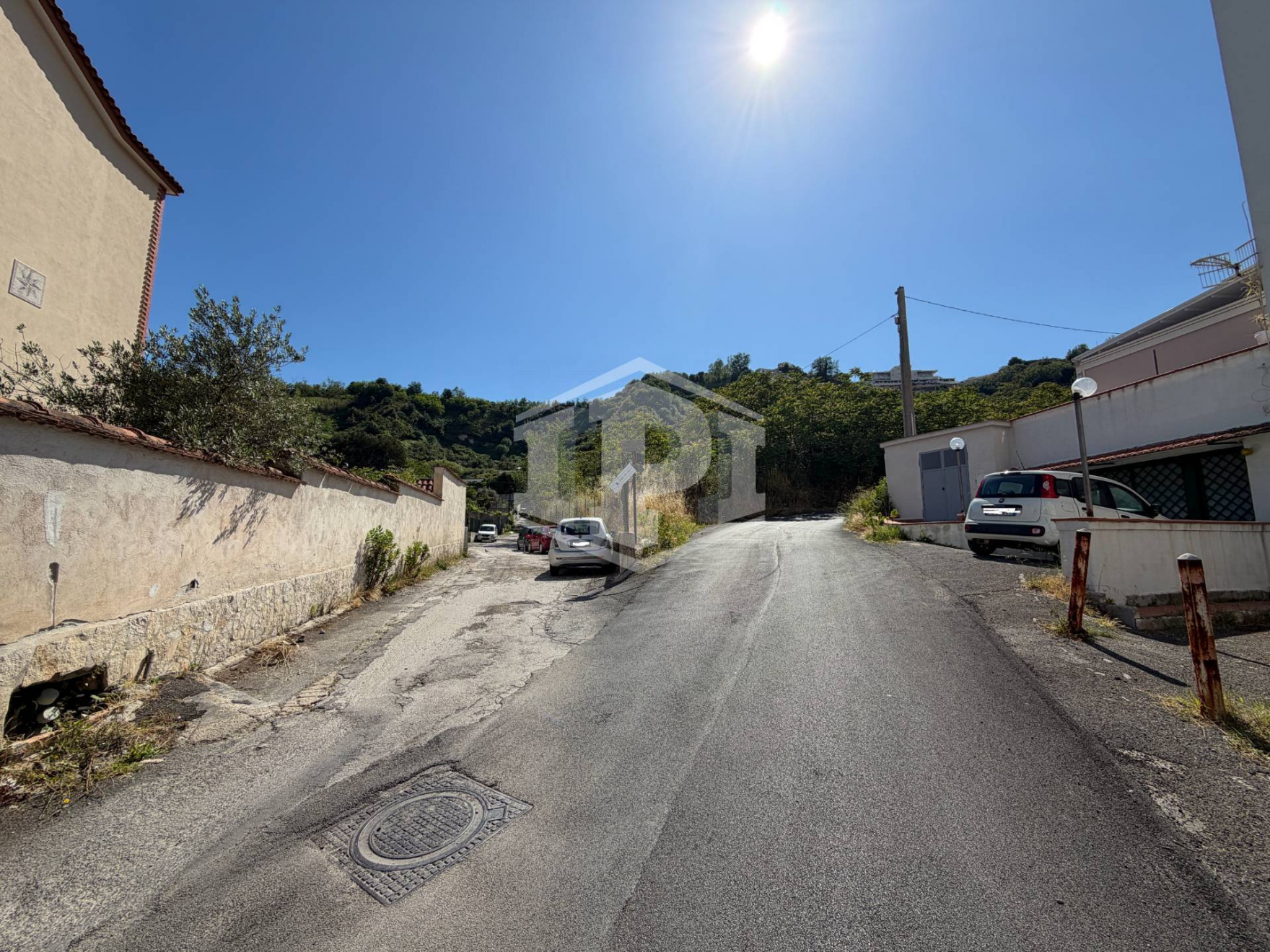 Ampio Locale Deposito in Via Pisciarelli, Pozzuoli (NA)