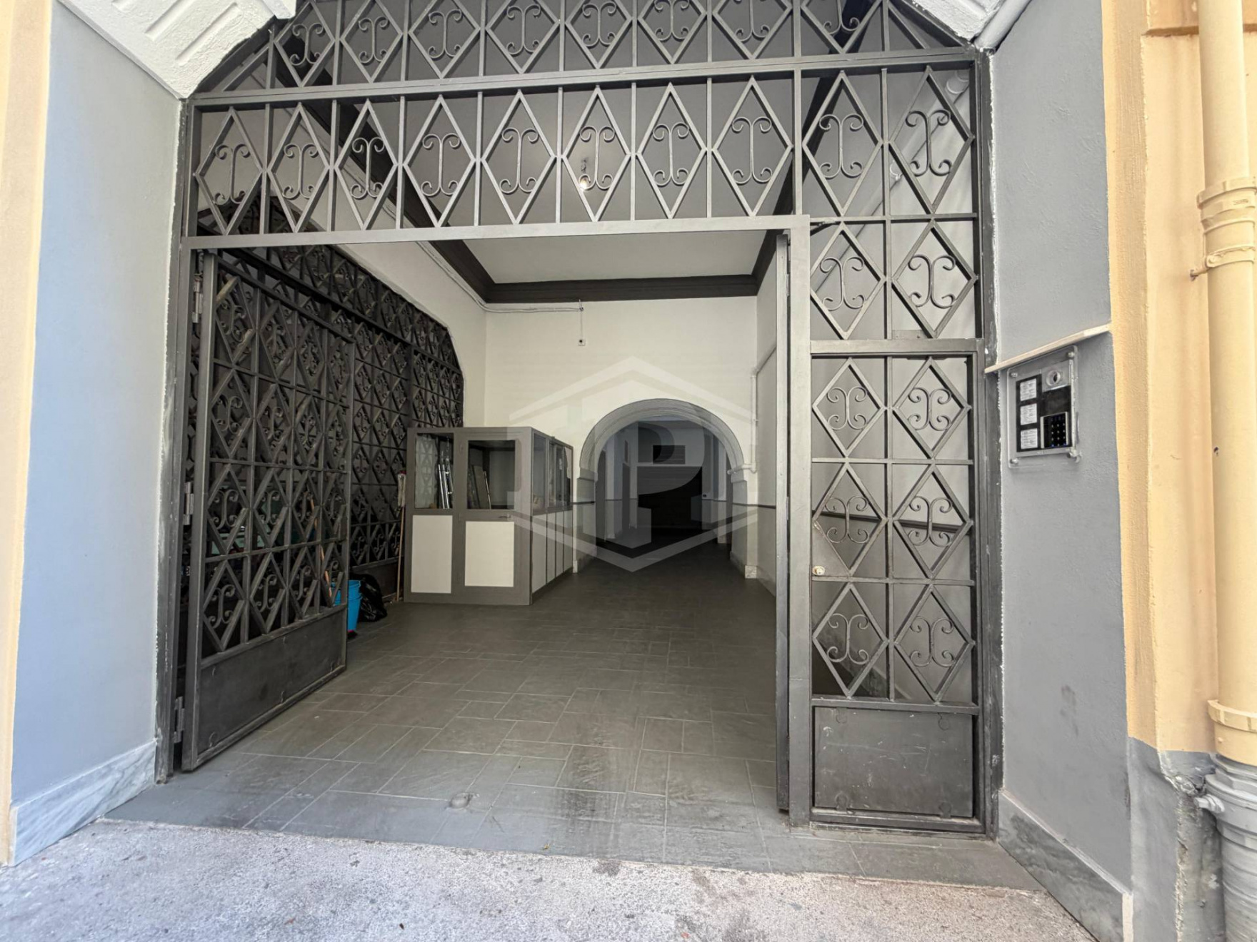 Ampio Locale Uso Garage in Via T. Tasso 169, Napoli (Na)