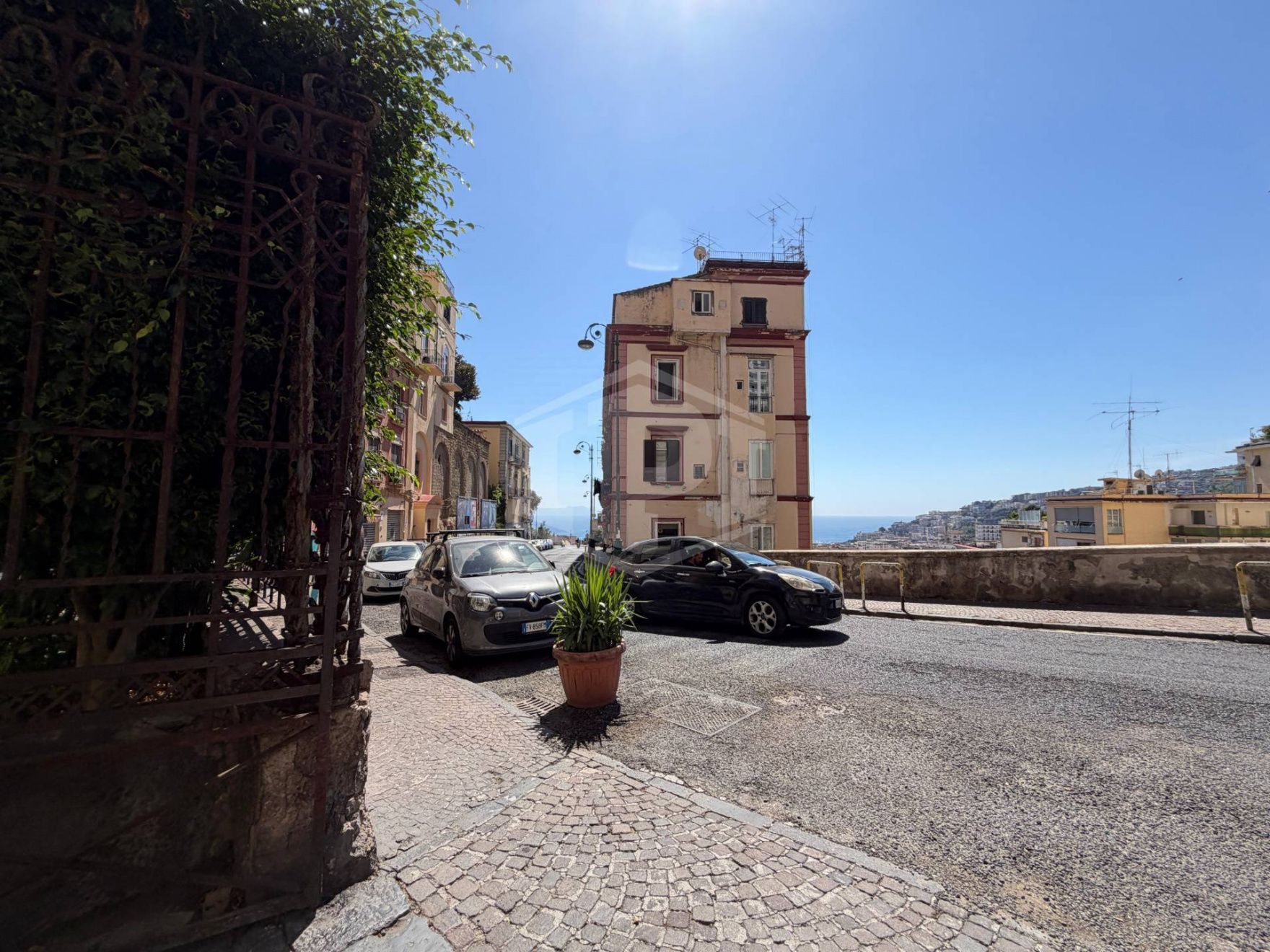 Ampio Locale Uso Garage in Via T. Tasso 169, Napoli (Na)