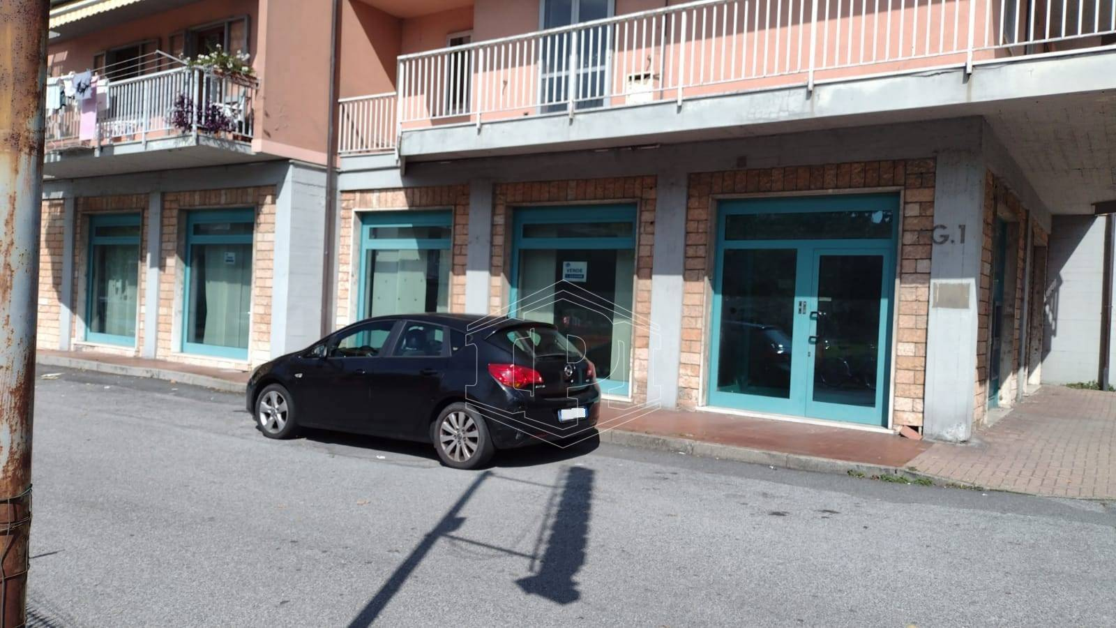 Negozio, Via Navone, Busalla (GE)