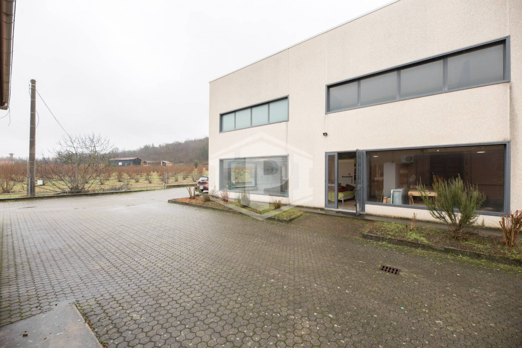 Capannone  e locale commerciale, Strada Serravalle, Novi Ligure (AL)