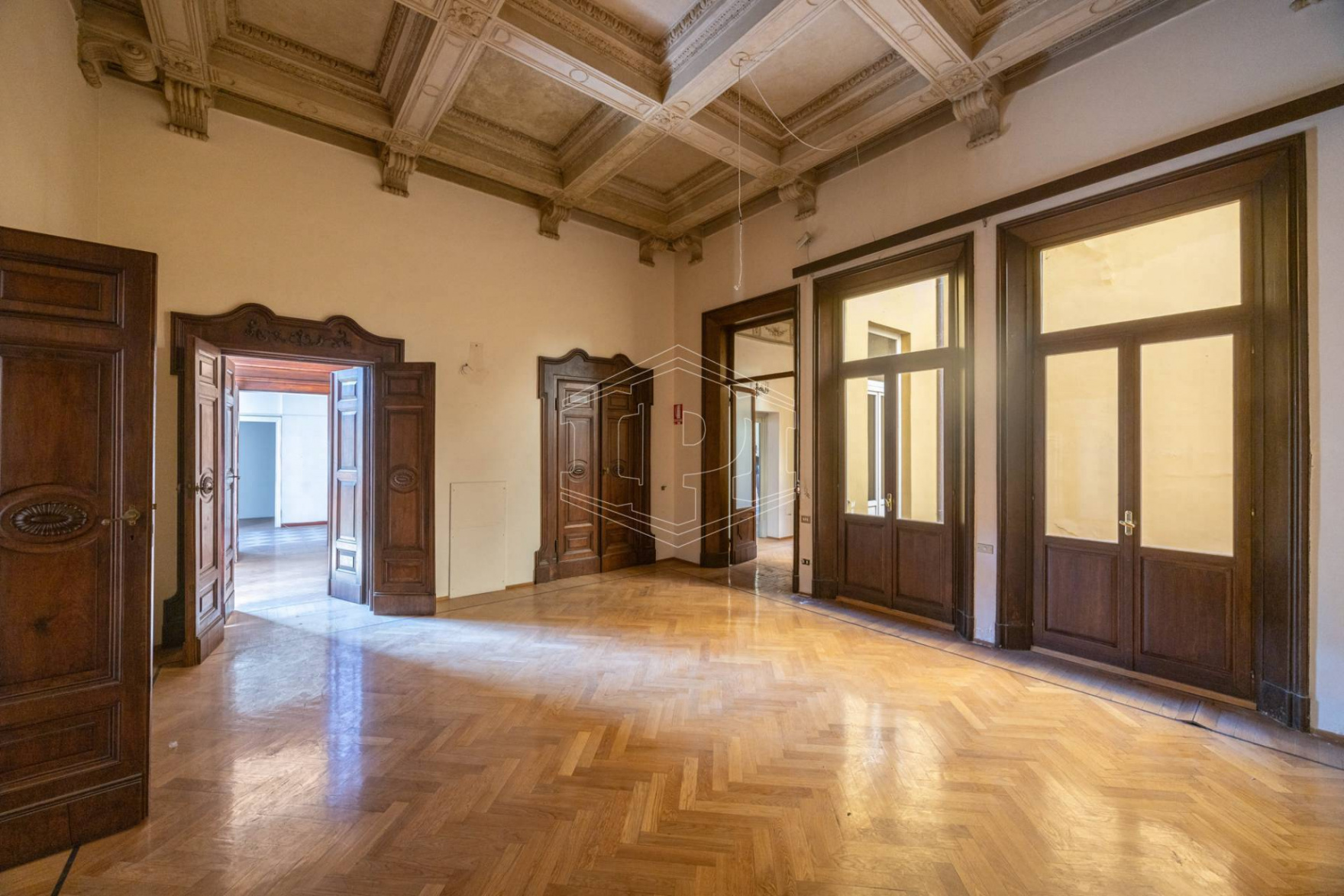 Bilocale con travi in legno in Strada Maggiore, Bologna (BO)