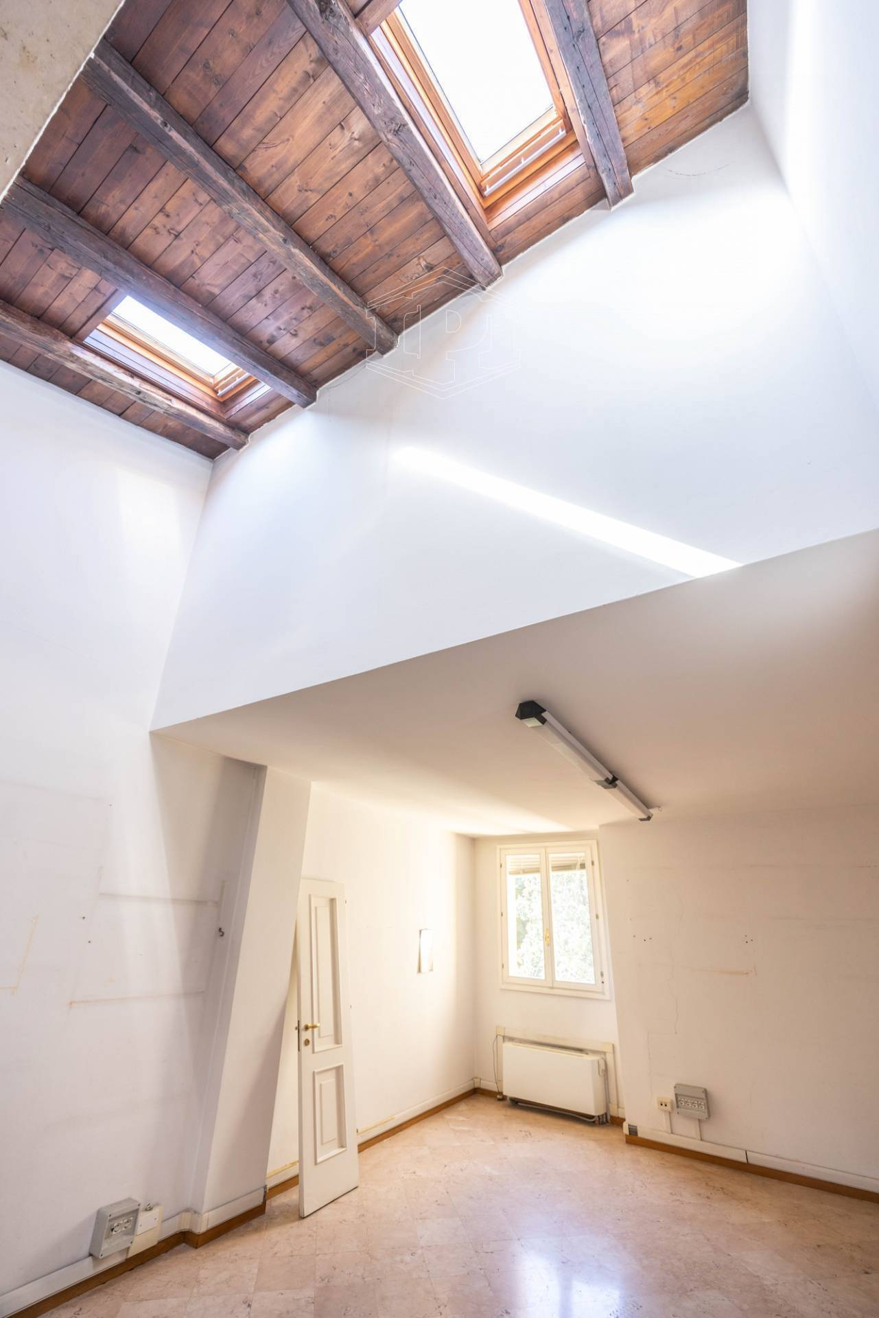 Bilocale con travi in legno in Strada Maggiore, Bologna (BO)