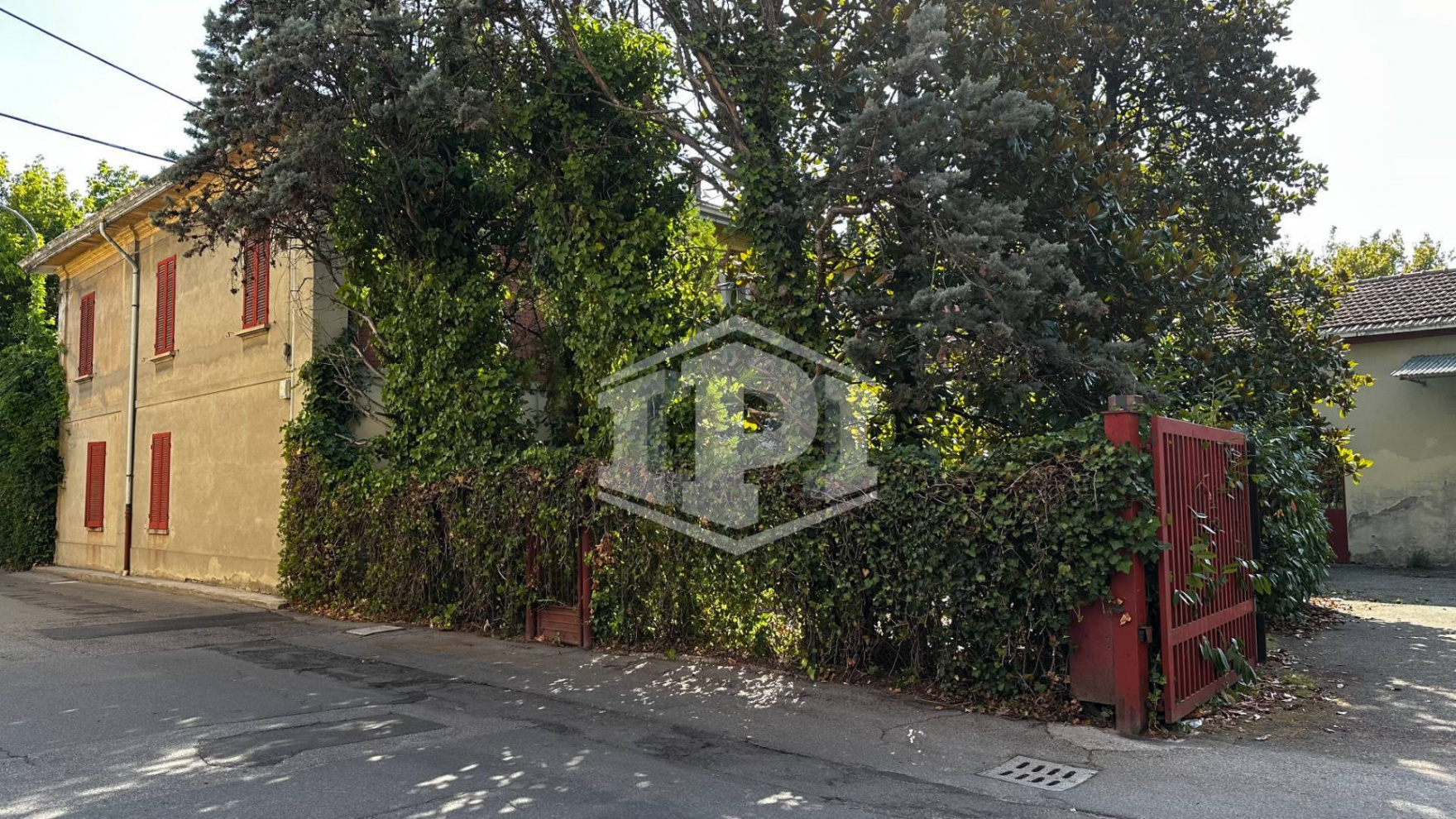 Complesso immobiliare residenziale con corte e posti auto in centro ad Anzola dell'Emilia, (BO)