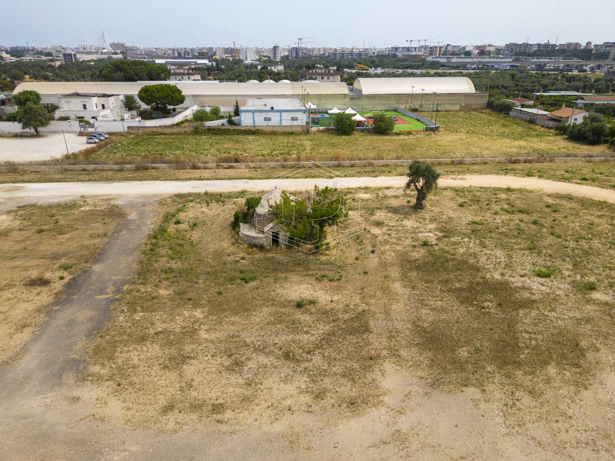 Piazzale con trullo sito in Strada Santa Caterina 18/B - Bari (BA)