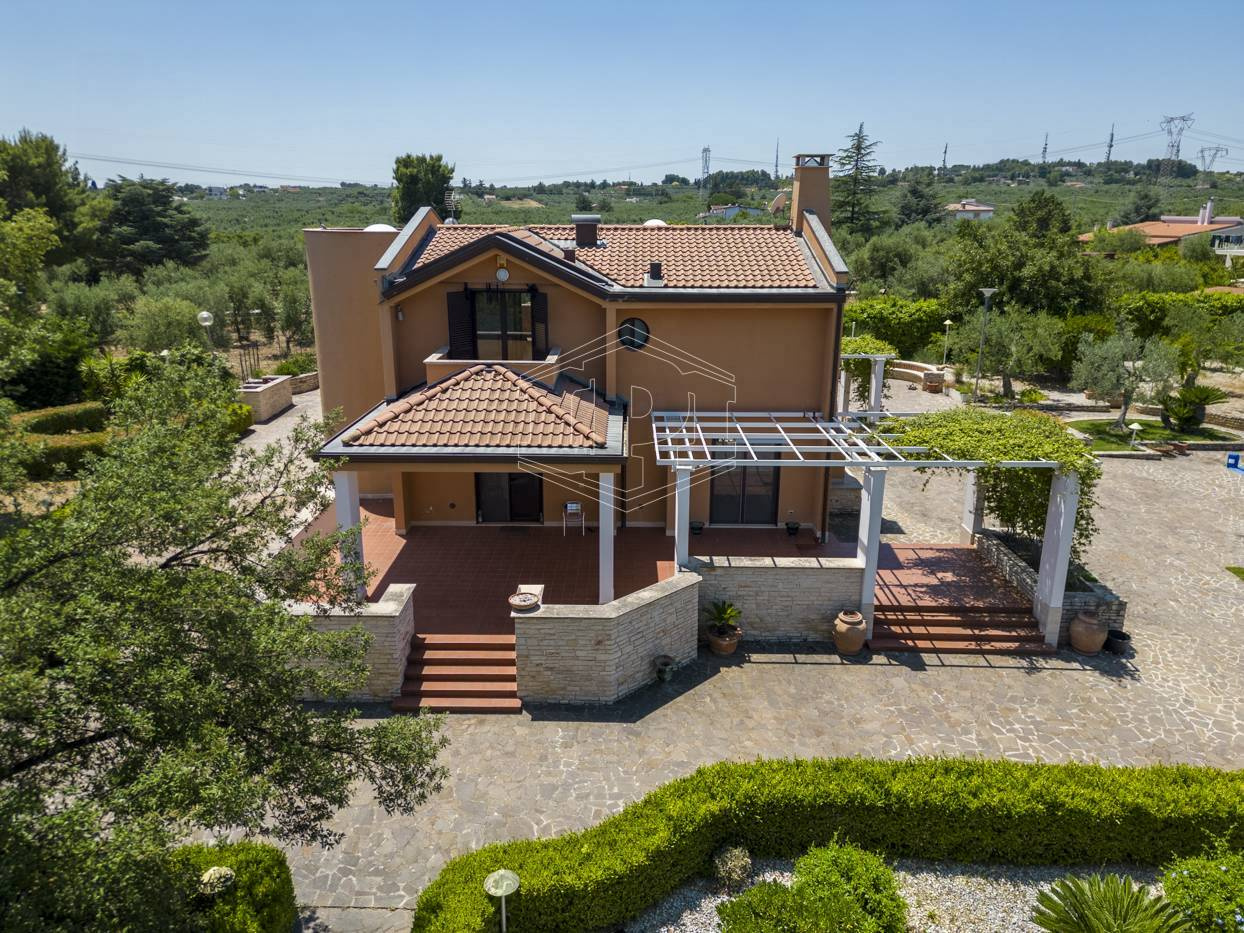 Villa con piscina sita in Viale Dei Gerani 3 - Corato (BA)