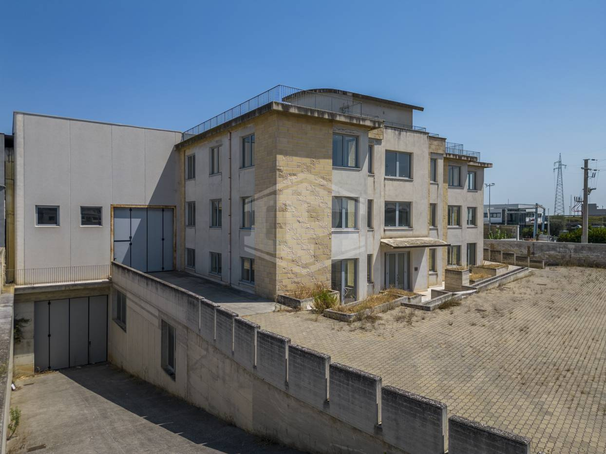 Palazzina uffici con capannone siti in Zona Produttiva D  KM 97,800 - SP. 231