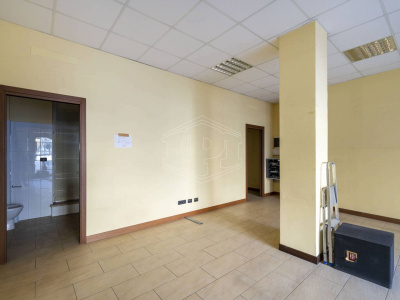 Negozio/Ufficio in Piazza Gioberti, Canelli (AT)
