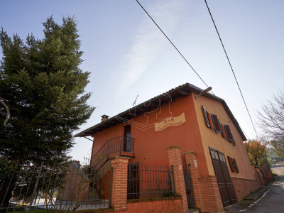 Villa con terreno in Via IV Novembre, Ferrere (AT)