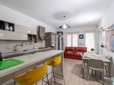 Appartamento con negozio e rimessa in Via Soana (TO)