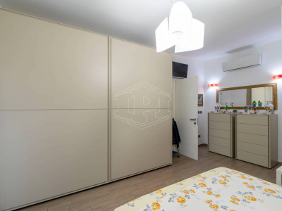 Appartamento con negozio e rimessa in Via Soana (TO)