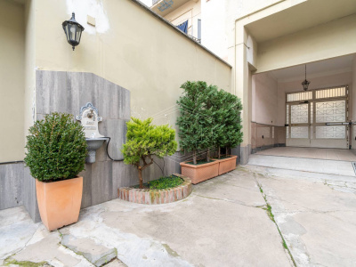 Appartamento con negozio e rimessa in Via Soana (TO)
