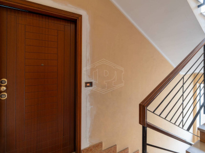 Appartamento con negozio e rimessa in Via Soana (TO)