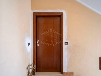 Appartamento con negozio e rimessa in Via Soana (TO)