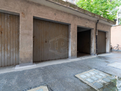 Box auto in Via San Secondo (TO)