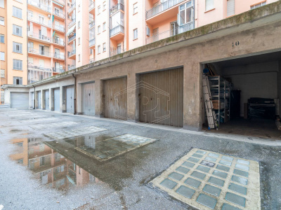 Box auto in Via San Secondo (TO)