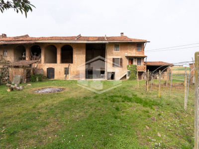 Cascinale con terreno in Strada della Moglia, Chieri (TO)