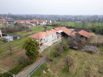 Cascinale con terreno edificabile in Loc. Vastalla, Ciriè (TO)