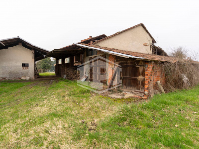 Cascinale con terreno edificabile in Loc. Vastalla, Ciriè (TO)
