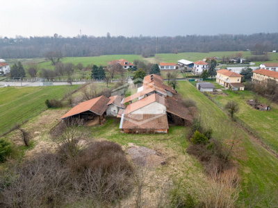 Cascinale con terreno edificabile in Loc. Vastalla, Ciriè (TO)