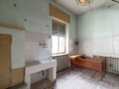 Cascinale con terreno edificabile in Loc. Vastalla, Ciriè (TO)