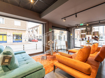 Locale commerciale in Via Borgomanero 43 - Torino