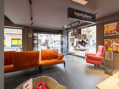 Locale commerciale in Via Borgomanero 43 - Torino
