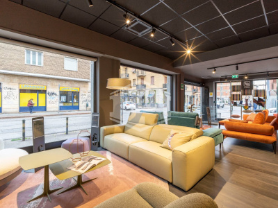 Locale commerciale in Via Borgomanero 43 - Torino