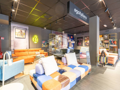 Locale commerciale in Via Borgomanero 43 - Torino