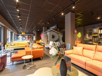 Locale commerciale in Via Borgomanero 43 - Torino