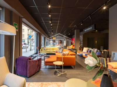 Locale commerciale in Via Borgomanero 43 - Torino