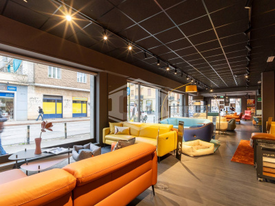 Locale commerciale in Via Borgomanero 43 - Torino