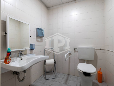 Locale commerciale in Via Borgomanero 43 - Torino