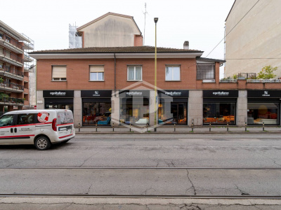 Locale commerciale in Via Borgomanero 43 - Torino