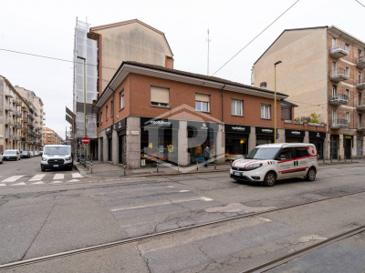 Locale commerciale in Via Borgomanero 43 - Torino