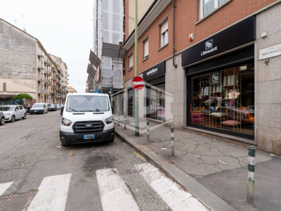 Locale commerciale in Via Borgomanero 43 - Torino