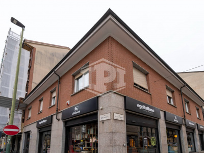 Locale commerciale in Via Borgomanero 43 - Torino