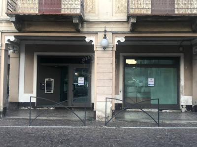 Locale commerciale in Piazza Camillo Benso di Cavour-Trecate (NO)