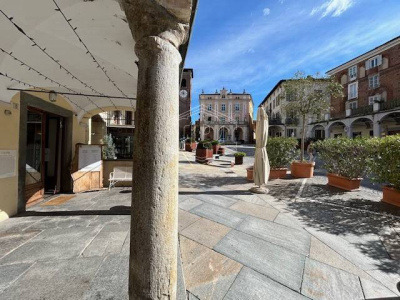 Locale commerciale in Piazza Vittorio Emanuele II 8 - Moncalieri (TO)